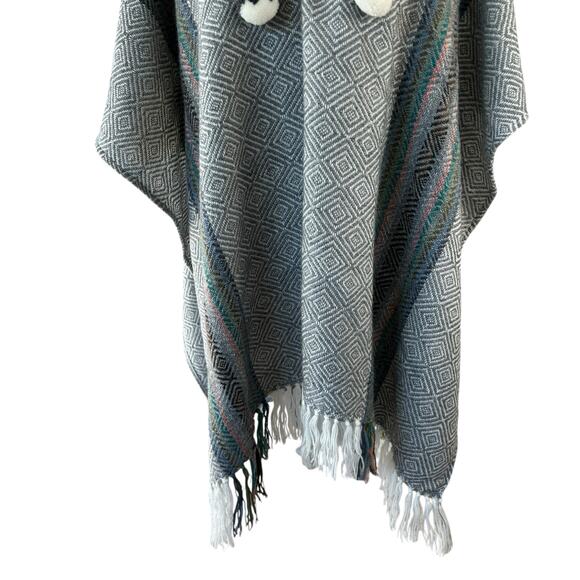 Alpaca Oscatex Knit Hooded Poncho OS Gray White Aztec Boho Cozy Outdoor NWOT - Picture 9 of 15
